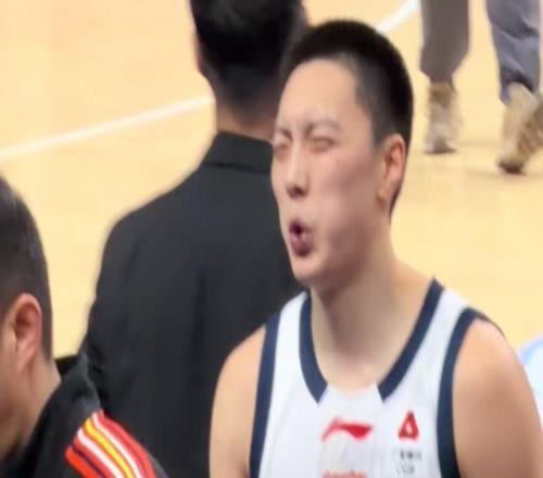 胡明轩罕见暴走，谁注意赛后疼得面部狰狞，被曝膝盖与腰全有伤