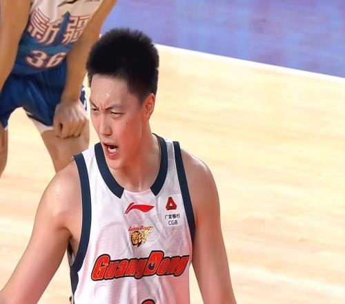 太蹊跷了！广东队领先18分却惨遭新疆逆转，杜锋有望挖走劳森