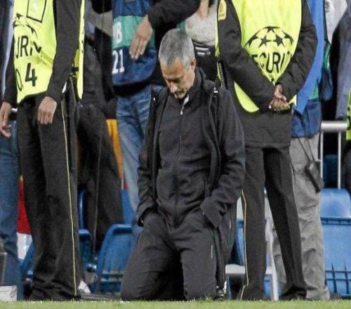 输给拜仁，穆里尼奥和助教抱头痛哭