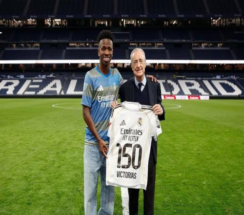 收获西甲生涯第150场胜利，维尼修斯获赠纪念球衣