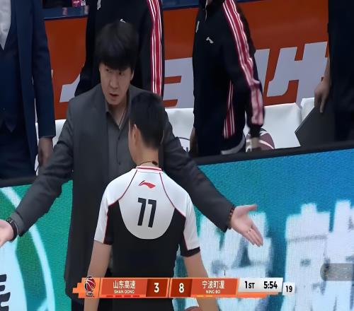 克里斯犯浑！山东男篮逆袭：高诗岩惊艳15分，18岁俊才3分钟燃爆