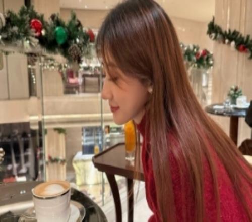 主持人吉尼晒照：元旦快乐