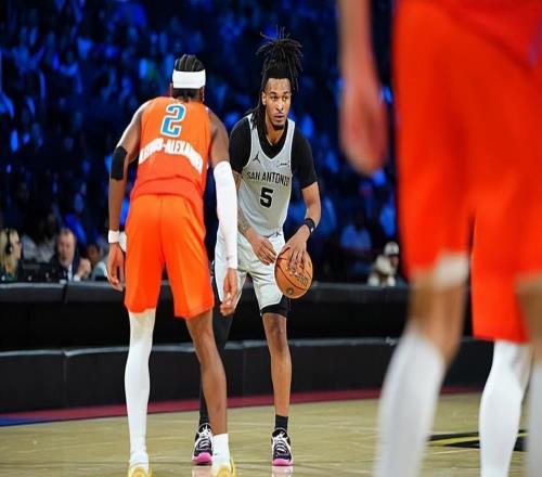 攻防一体的未来巨星！马刺后场新星本赛季的进步幅度相当明显