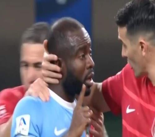 闹大了！阿奇姆彭在中超遭种族歧视：球迷已向国际足联举报！