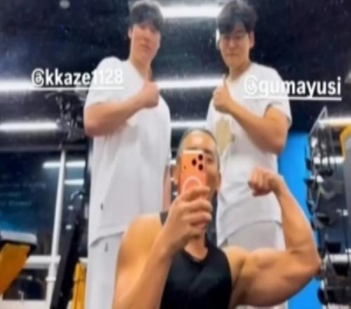 今日开练！健身教练分享与Zeka、Gumayusi健身房合照