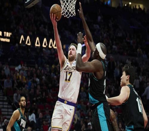 性感霸王龙，湖人队替补中锋蒂姆打猛龙后解释了他引人注目的T恤