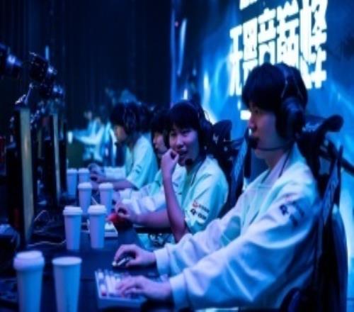 BLG战胜FPX取得10胜3负暂列第二将与iG进行收官战决定第二名归属