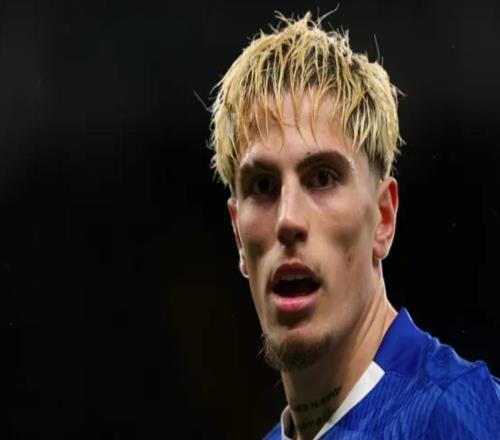 内维尔：加纳乔一直颇具争议，如今在左路信心尽失、狼狈不堪