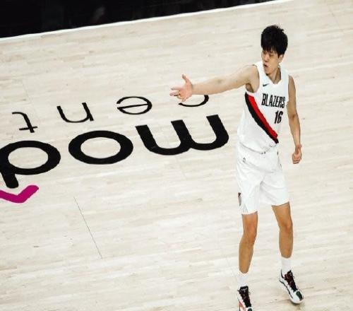 拓记：对火箭是杨瀚森本赛季最佳一战，他完全在场上站得住脚