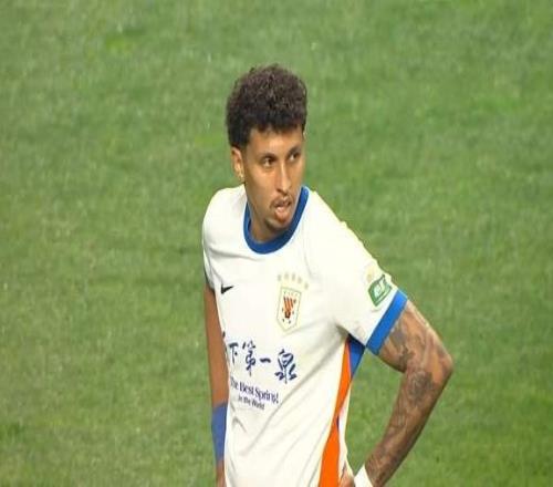 韩鹏浪费阵容深度，落后上后卫泰山一套主力踢到底不敢换克雷桑