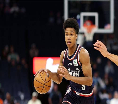 轰32+13+4！中国男篮又一19岁1米93混血新星崛起：他成交易赢家