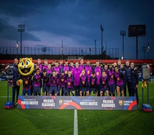 有爱，巴萨公开训练日通过屏幕实时与医院内的小球迷连线