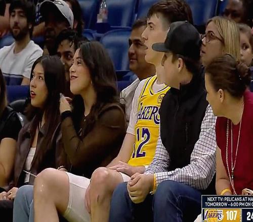 顶级后卫视野拉拉维亚救球后直接坐在多名女球迷身边