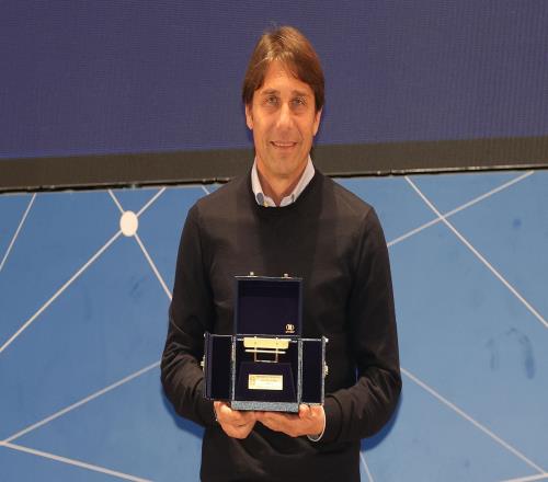 意足协官方：孔蒂荣膺上赛季“金板凳奖”，马雷斯卡获特别奖