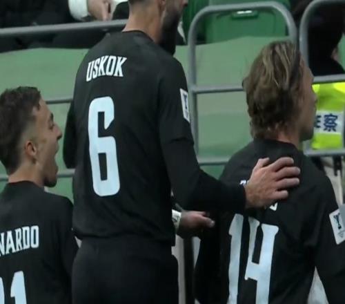 北京国安又丢球！张健智出击失误，波波维奇破门后挑衅球迷染黄