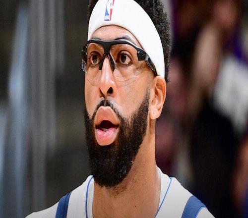 独行侠遭重创！浓眉左手韧带损伤或需接受手术可能缺席长达数月