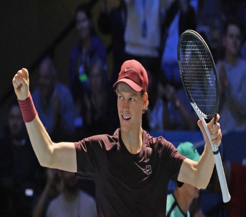 辛纳罕见情绪失控，爆粗怒吼团队：你们他X的坐在那里！