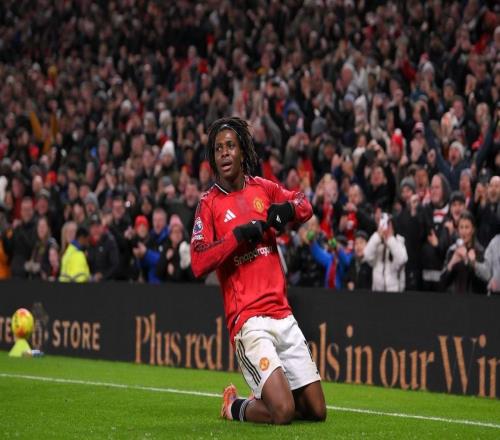 打进曼联生涯首球，多古半场触球31次、4次赢得对抗、2次射正