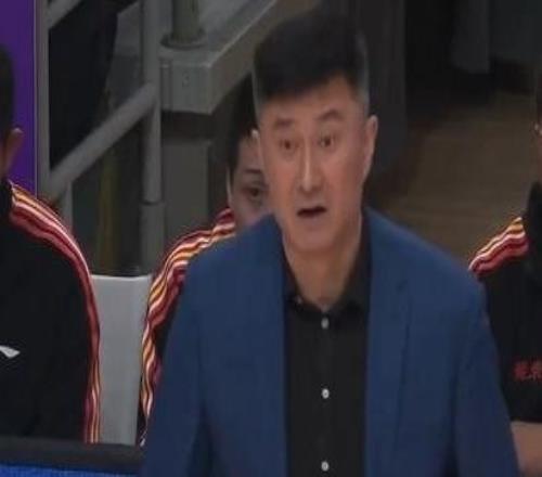 杜锋：希望球员站出来帮助萨姆纳，第一阶段不想让崔永熙仓促上场