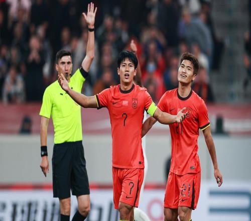 离谱U23国足红星劝架反染红！中超名哨解禁后又造争议：假公平