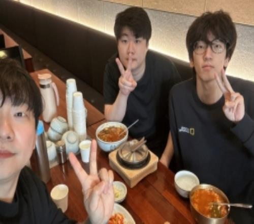 经纪公司晒和LCKCL冠军上单Janus合照：继续加油