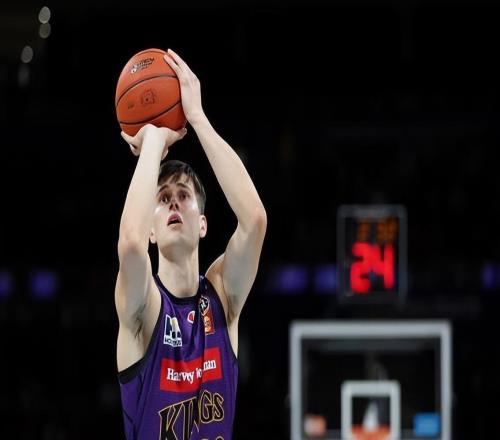 表现不佳外加赛季报销，勇士在赛季刚开始就裁掉了这位次轮秀