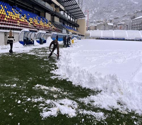 因主场积雪28厘米，安道尔FC老板皮克呼吁球迷帮忙一起铲雪