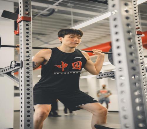 连吃火锅都被喷，开拓者记者力挺杨瀚森：球员不是铜墙铁壁！