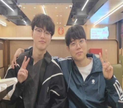 Cuzz分享与PerfecT聚餐合照：和昇玟一起