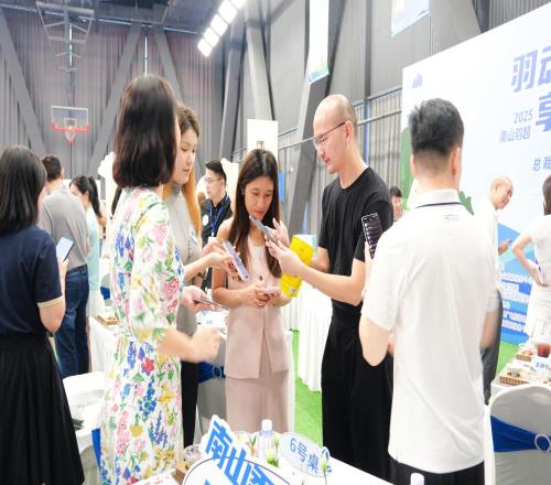深圳南山区举办2025羽超企业羽毛球赛，球场成跨界合作新场景