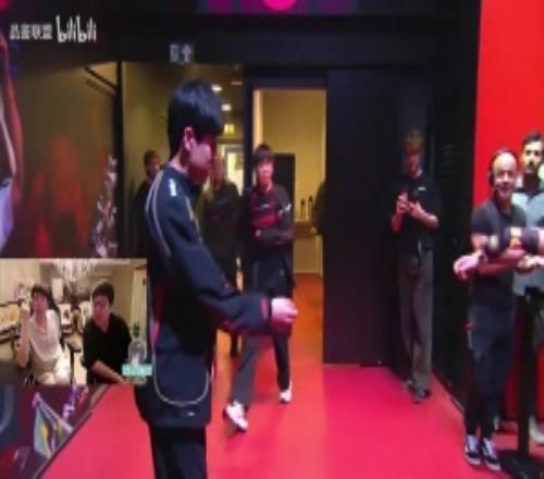 巴西粉丝给Gala什么东西啊姿态：我亚你闻这可别吃啊！偷听器