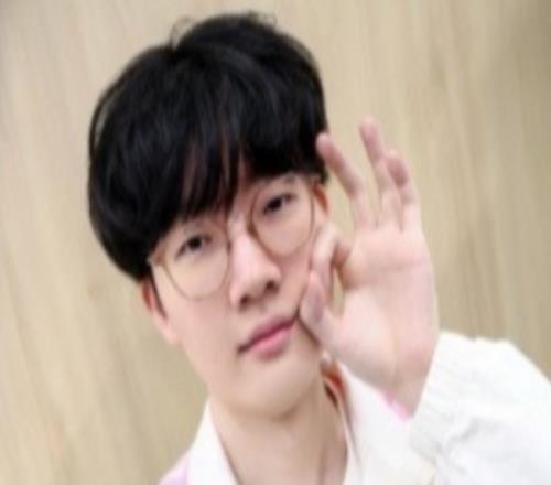 Viper空降超话，随机回复多位网友提问：直播我也不确定