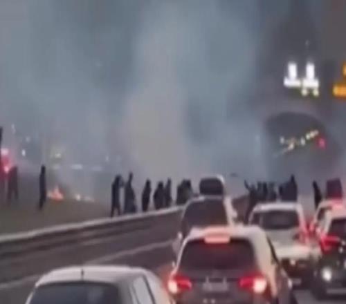 “狭路相逢”罗马队和佛罗伦萨队约200名球迷在高速公路上持械对峙