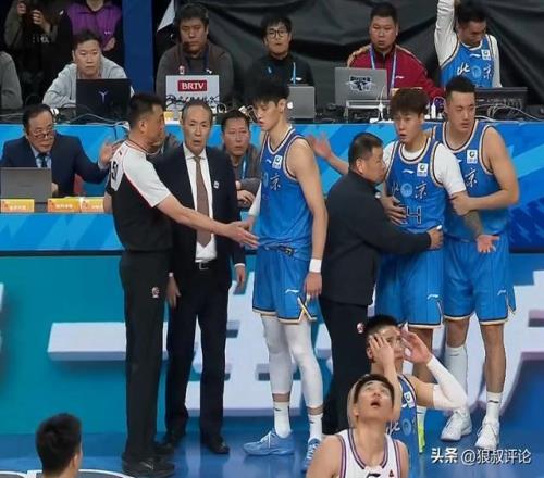 曾凡博：赵睿跟我说能坚持就一定要坚持这场球很大赢面却没把握住