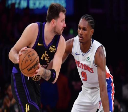 被压制！湖人12次失误落后5分：詹姆斯15分，东契奇对飙康宁汉姆