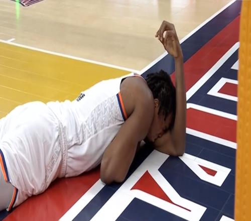 CBA再现蓄意伤人！白边遭恶汉暴力拉拽颈部，沪迷：阿日下手轻了