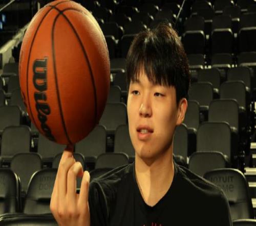 杨瀚森三场比赛仅6分！但已追平科比前队友，甩开崔永熙,剑指周琦