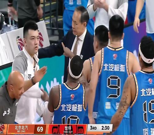 创造队史！青岛男篮2分险胜北京赵睿10+11陈盈骏8中1段昂君26分