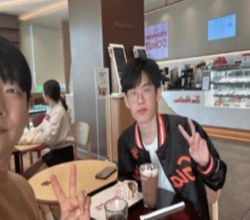 F开头R结尾！ShadowCrop晒出与Fisher合照疑似已找到工作