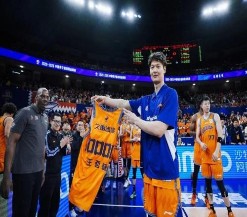 上海众将评王哲林：他表示只要球队赢球，首发还是替补都可以