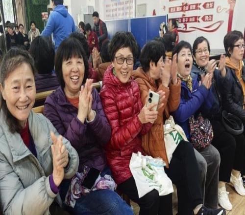 大桥街道首届“家门口”乒乓趣味运动会启幕以球为媒架起邻里“连心桥”