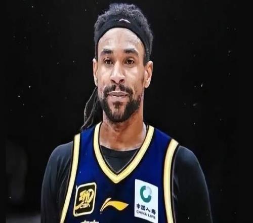 离谱！戴着耳机刷手机，广东强援躺平，杜锋拿他没办法，快裁掉吧