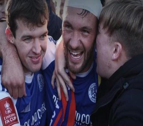 淘汰水晶宫的麦克斯菲尔德球员出身：香薰蜡烛打包工、小学老师