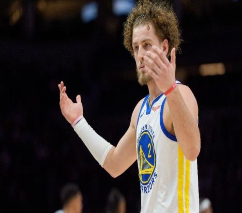 勇士惨败马刺！三首发齐发挥却空砍，波杰主导败局，三将狂铁！