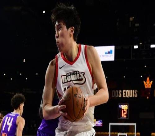 率队22分大逆转！杨瀚森首发出战30分钟，狂轰8分13篮板4助攻！