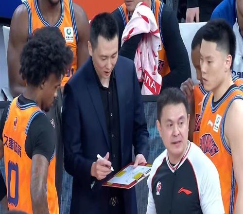 山东男篮力擒北京，上海八连胜登顶，山西辽宁三连胜CBA排名大变