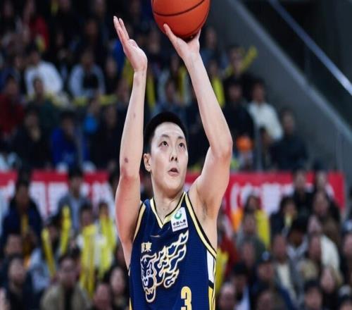 广东惨败40分登热搜！替补全体沮丧杜锋抿嘴无奈白边微笑挠头