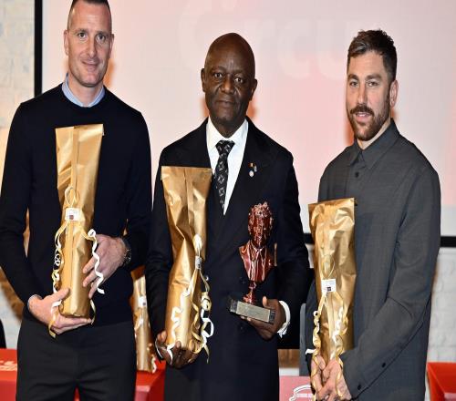 官方：拜仁主帅孔帕尼当选比利时年度最佳教练