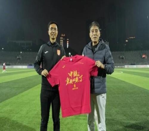 表达崇高敬意，重庆铜梁龙向李章洙赠送冲超纪念球衣