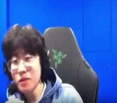 Zeus：北京烤鸭是Meiko哥请客的，大家韩语都说得挺好